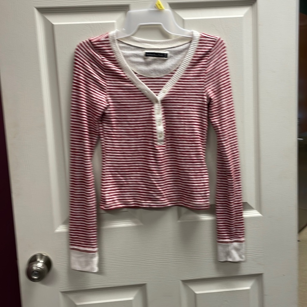 Super cute Abercrombie & Fitch long sleeve v PJ neck top. Red & white strips